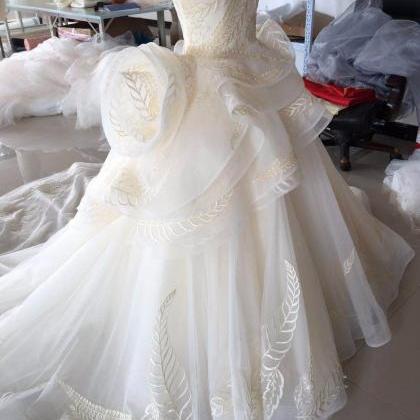Sleeveless Ivory Wedding Dress With Leaves Pattern..