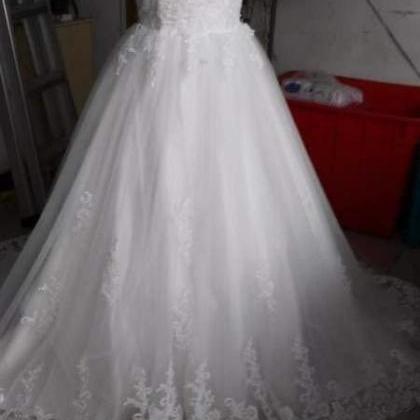 Sleeveless Lace Wedding Dress With Corset Back..