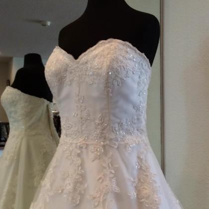 Sleeveless Sweetheart Neck Plus Size Wedding Dress..
