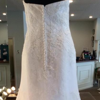 Sleeveless Ivory Lace Wedding Dress