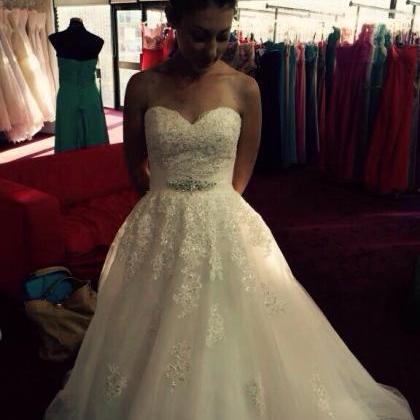 Sleeveless Wedding Dress With Attachable Lace..
