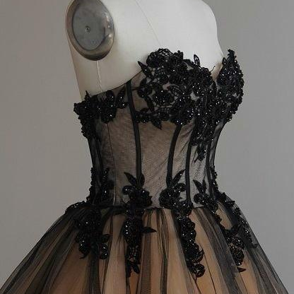 Sleeveless Sweetheart Neckline Black And Champagne..