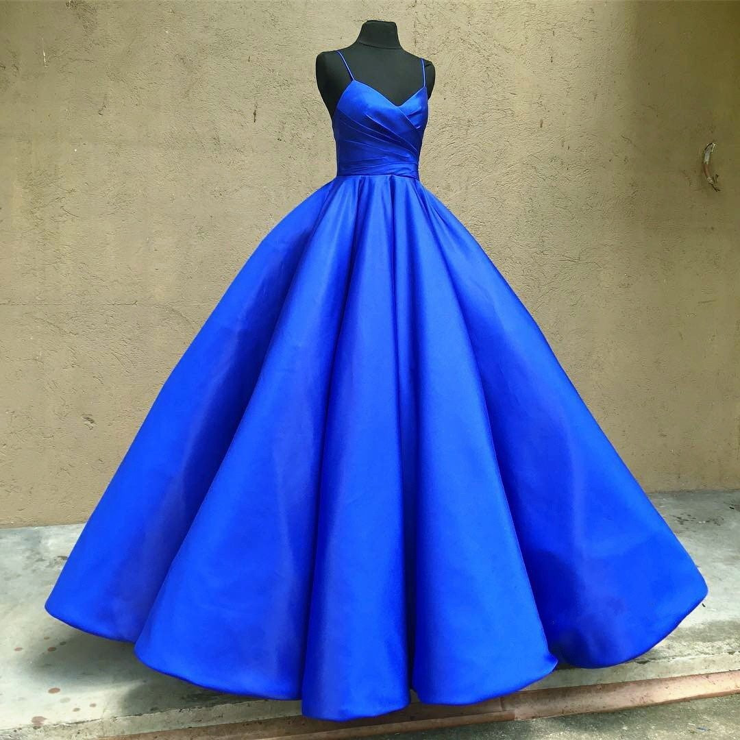 Синее бальное платье
