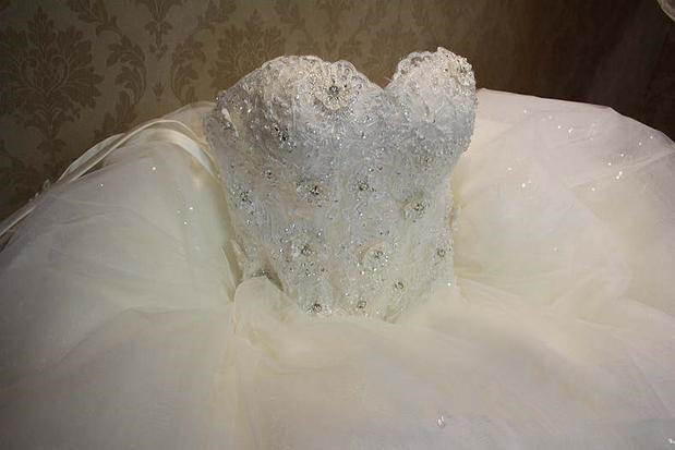 Beautiful Long Ivory A-line Sleeveless Beading Wedding Dress With Lace