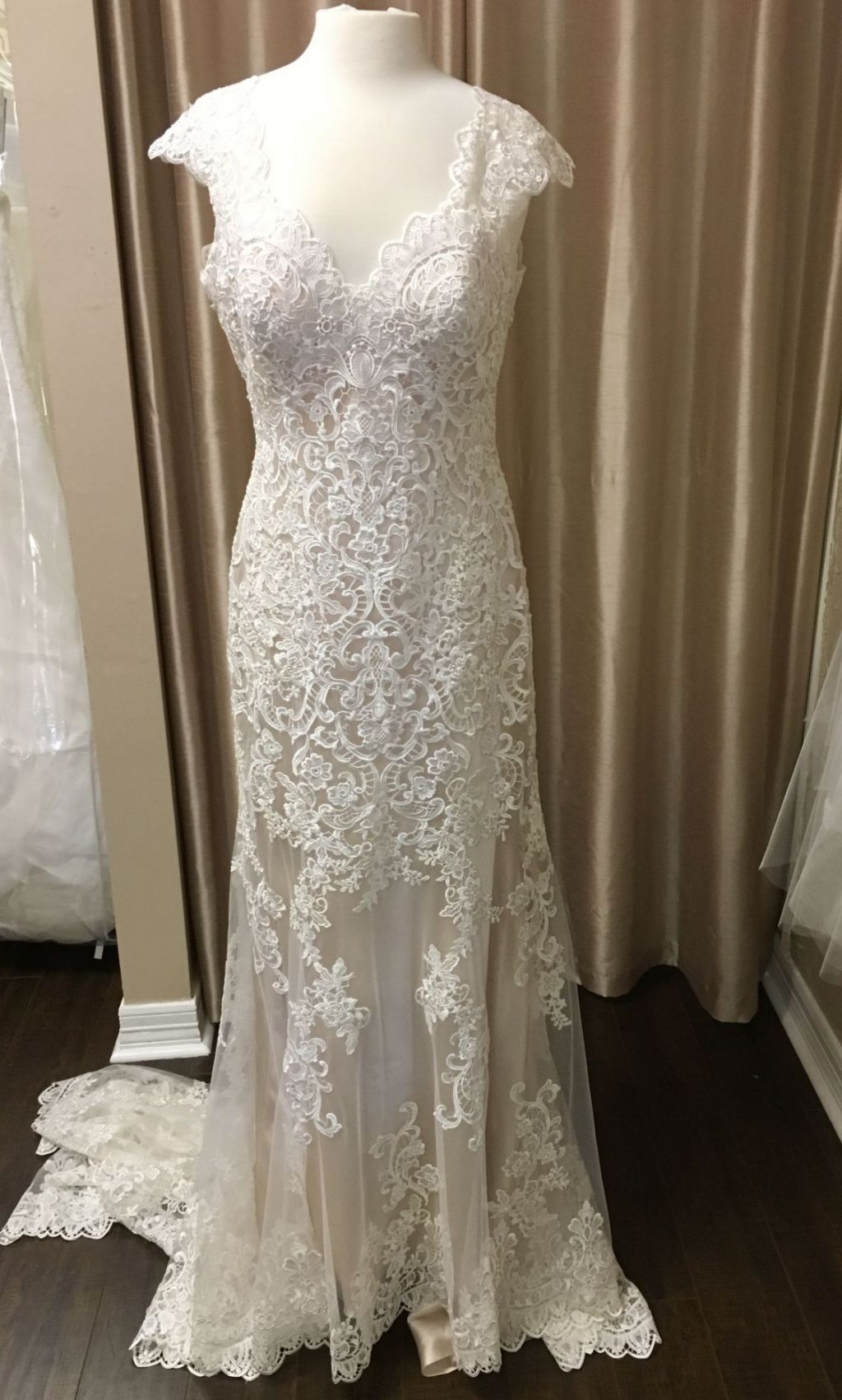 Cap Sleeves Ivory Lace Wedding Dress on Luulla