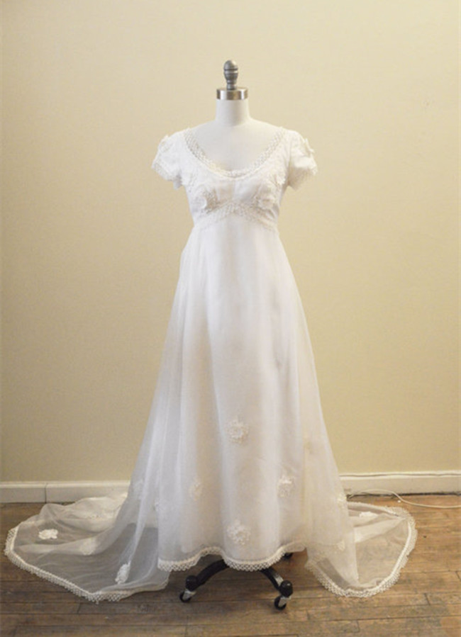 Short Sleeves Ivory Tulle And Flower Applique Vintage Wedding Dress