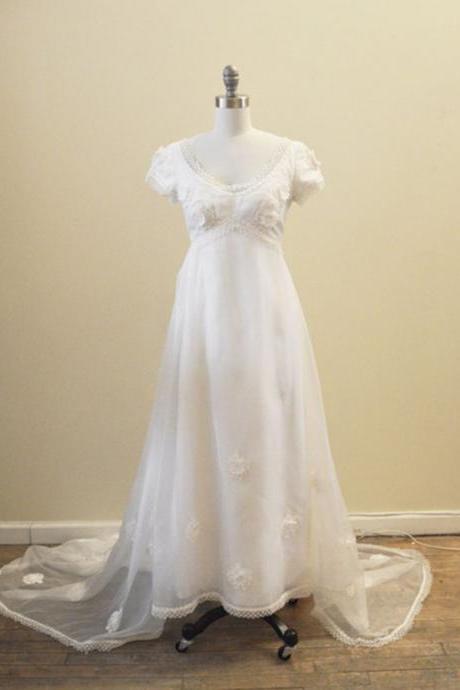Short Sleeves Ivory Tulle And Flower Applique Vintage Wedding Dress