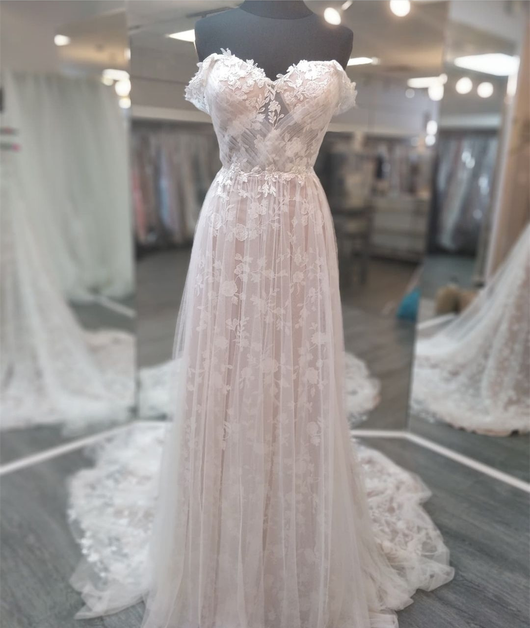 Rustic Lace Applique Wedding Dress Ivory Off the Shoulder Bridal Gown W0129